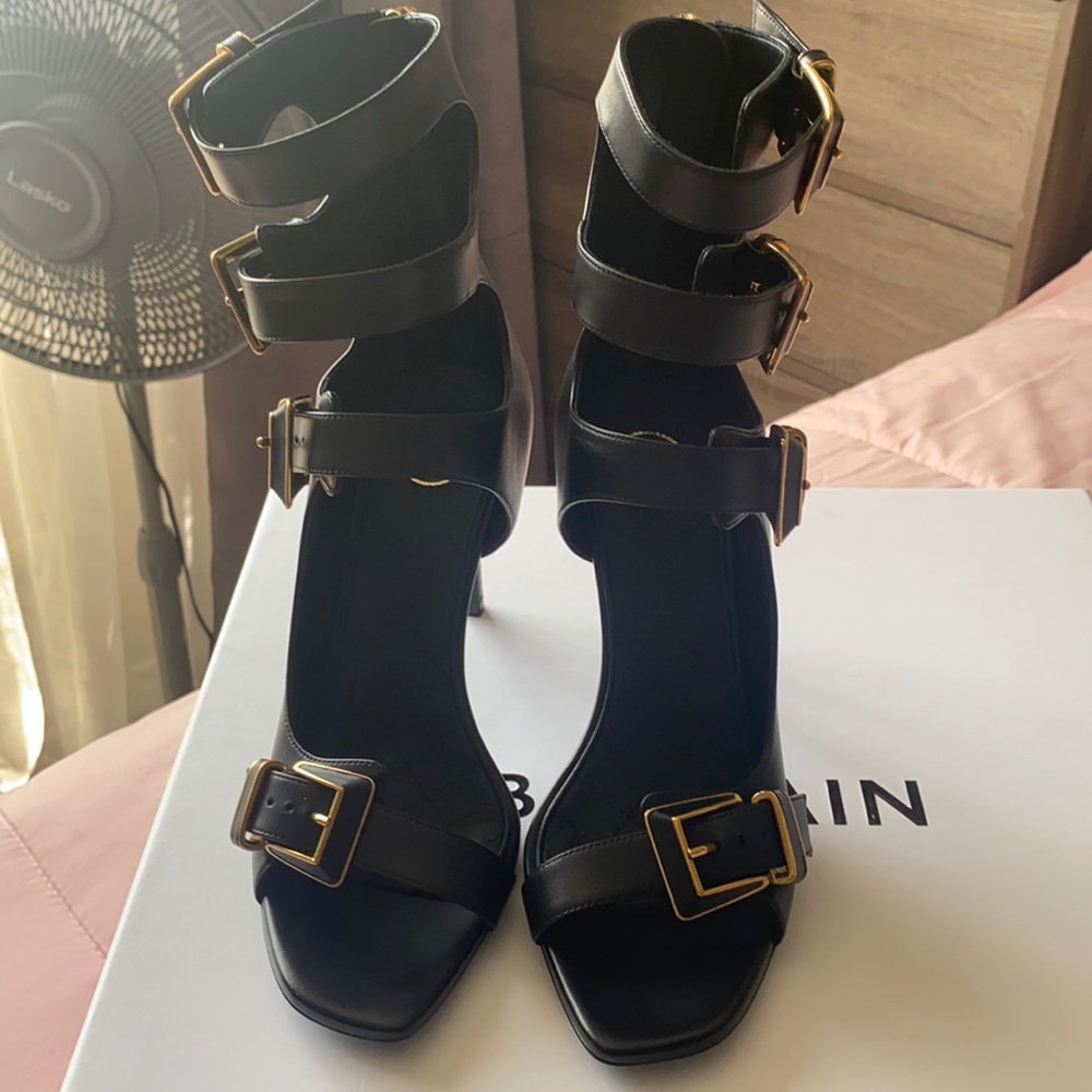 Balmain Paris. Black buckle heels. EU 37